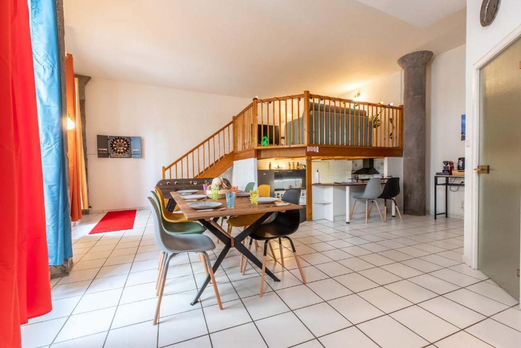 - une cuisine et une salle à manger avec une table et des chaises dans l'établissement Appartement spacieux Luna Park centre, à Clermont-Ferrand