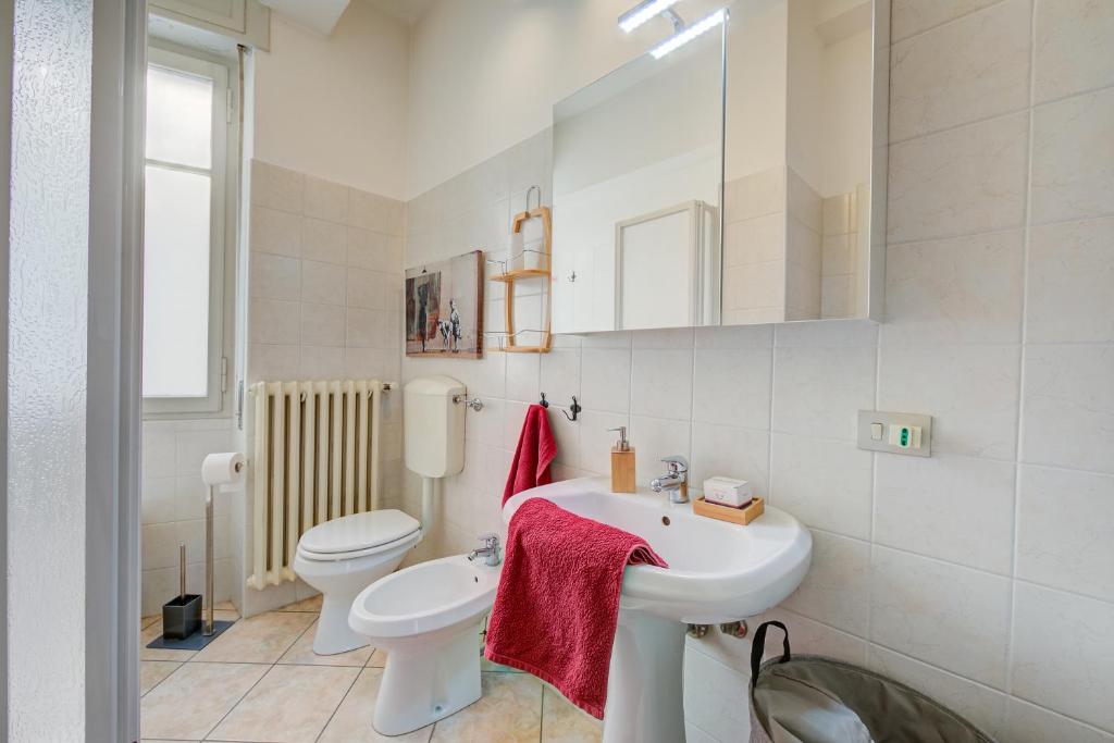 A bathroom at Casa Rachele Stresa Center - Happy Rentals