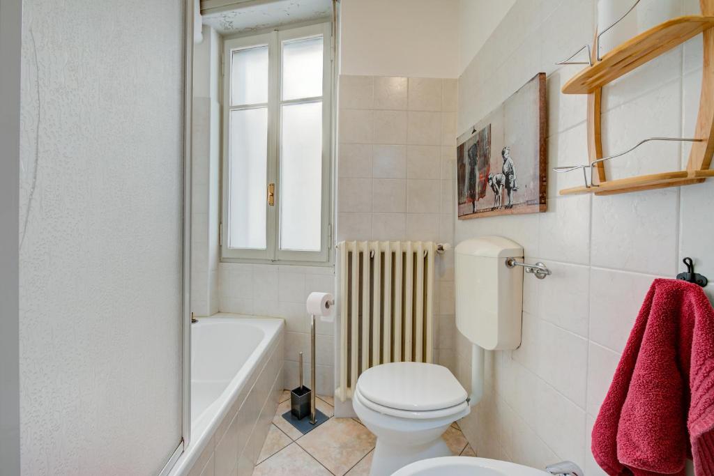 A bathroom at Casa Rachele Stresa Center - Happy Rentals
