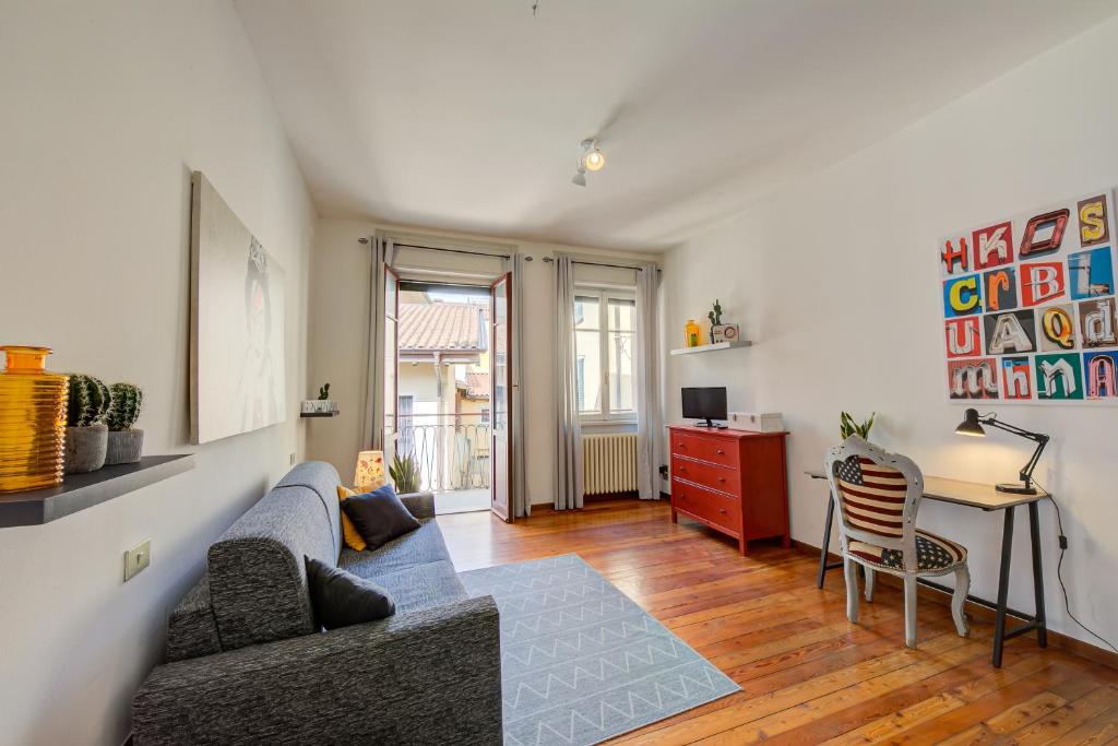 A television and/or entertainment centre at Casa Rachele Stresa Center - Happy Rentals