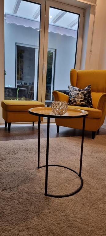 uma sala de estar com dois sofás e uma mesa de centro em Castelo Terrace Apartement em Leiria