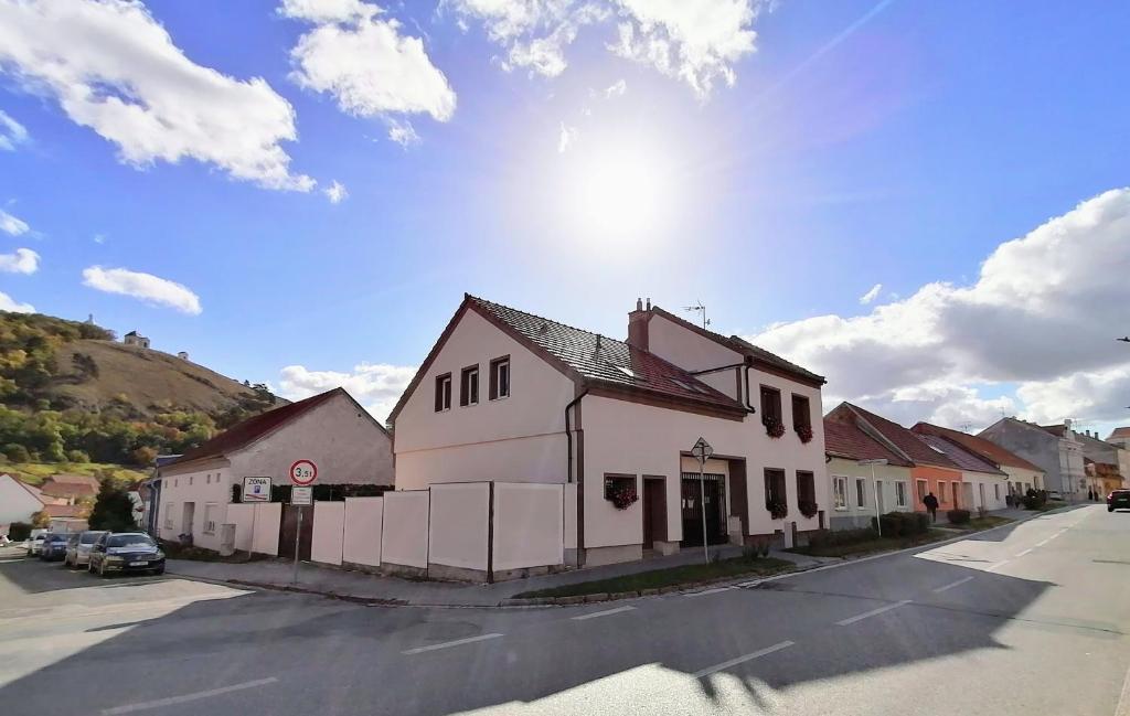 biały budynek po stronie ulicy w obiekcie Ubytování Na Špacíru w mieście Mikulov