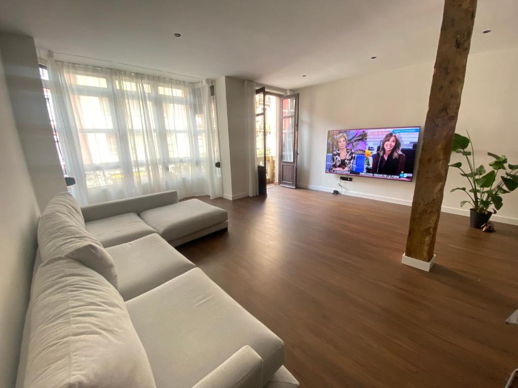 uma sala de estar com um sofá e uma televisão de ecrã plano em Bilbao center apartament em Bilbao