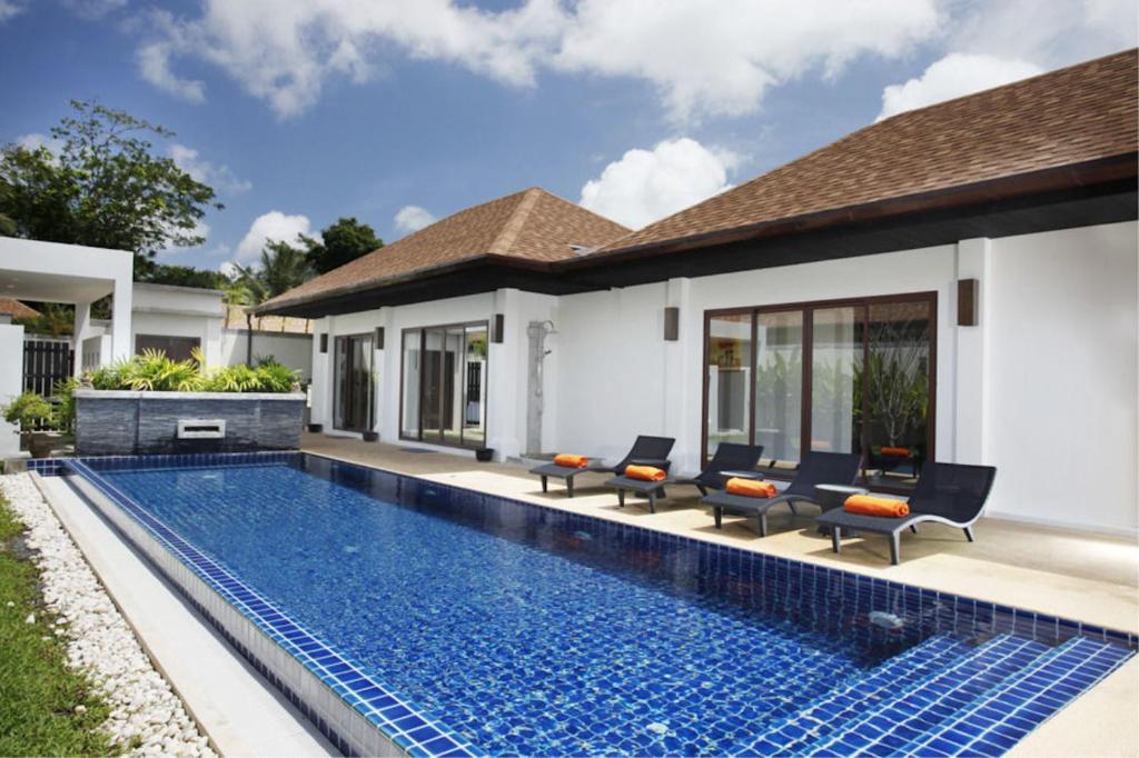 Bazén v ubytování Exotic Boutique 4BR Pool Villa Toya, Gated Residence, Rawai nebo v jeho okolí