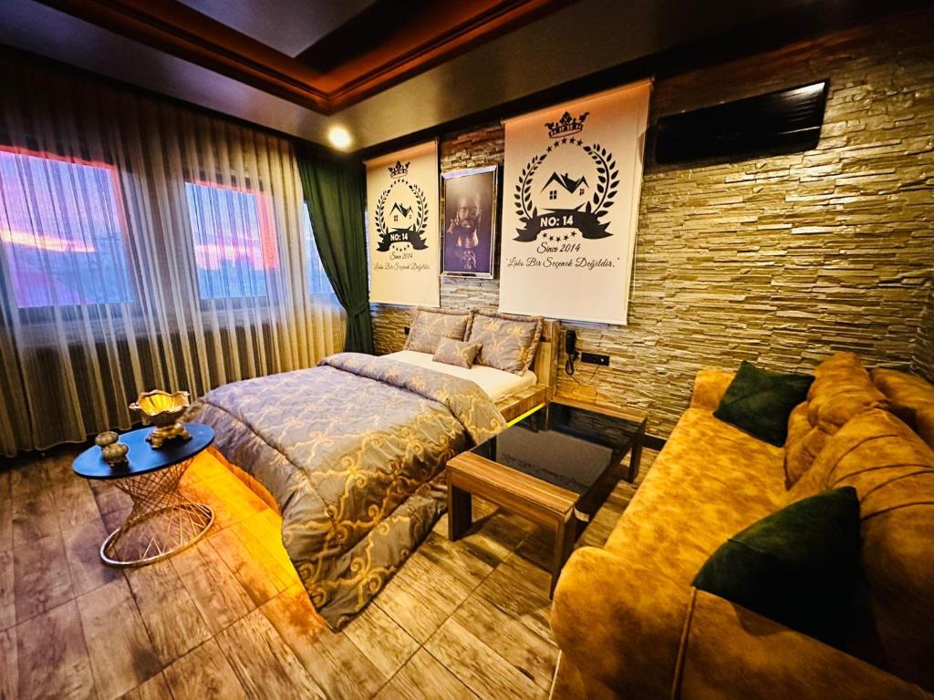安卡拉的住宿－GOLDEN ROCK HOUSE，一间卧室配有一张床和一张沙发
