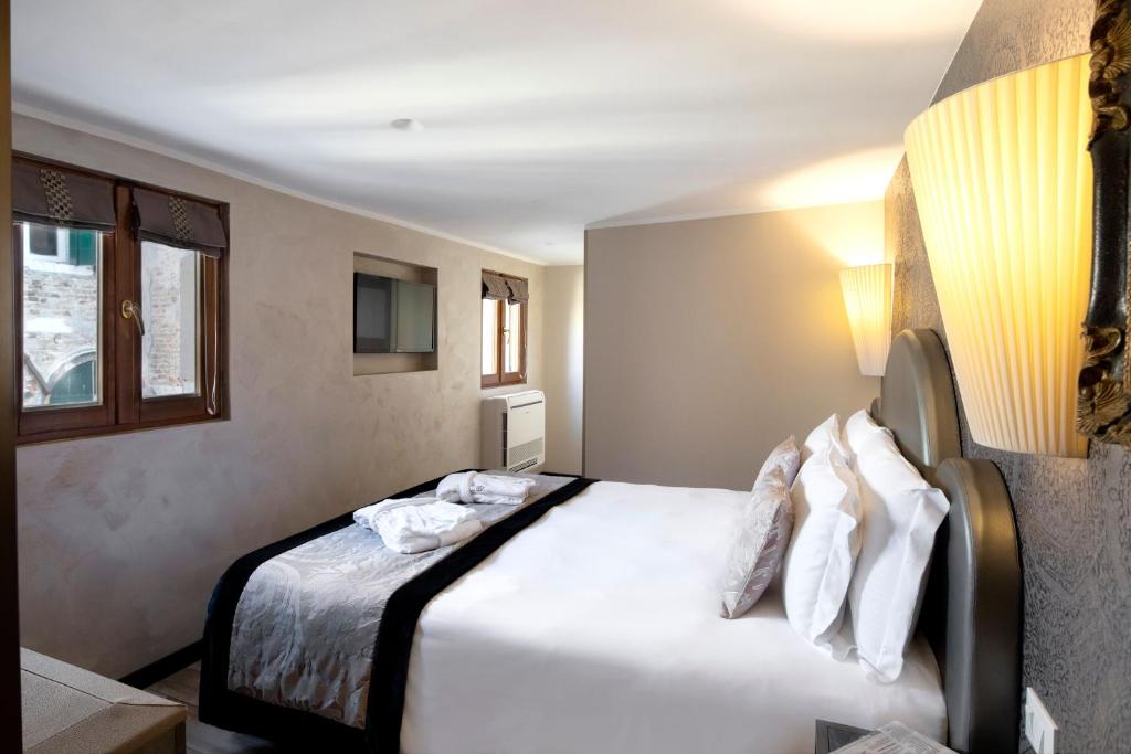 Letto o letti in una camera di Alle Guglie Boutique Hotel