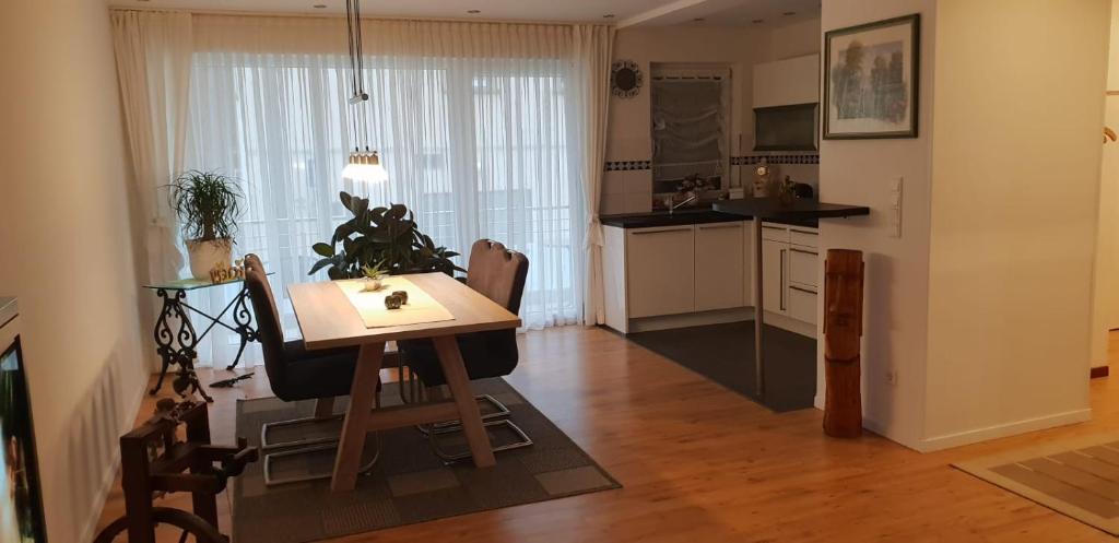 a kitchen and dining room with a table and chairs at Hochwertige 85qm-Wohnung in Wuppertal-Vohwinkel in Wuppertal