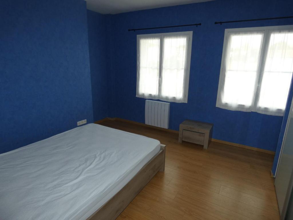 1 dormitorio azul con 1 cama y 2 ventanas en Appartement Royan, 3 pièces, 6 personnes - FR-1-71-74, en Royan