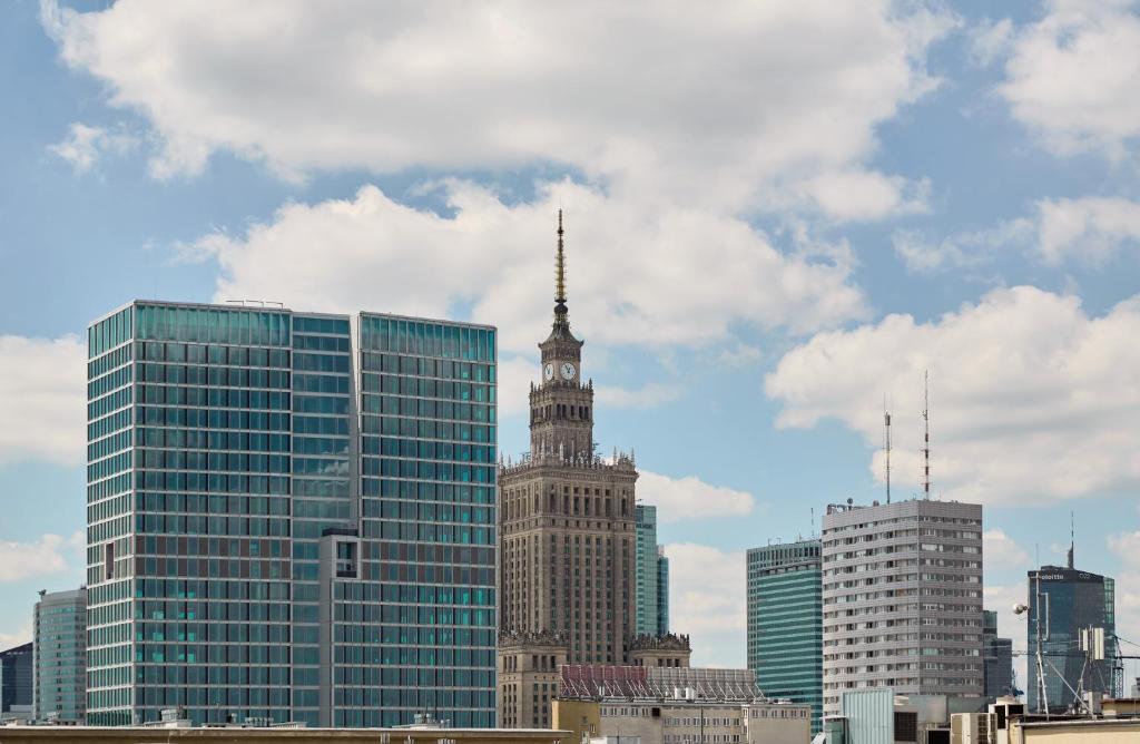 Nespecifikovaný výhled na destinaci Varšava nebo výhled na město při pohledu z aparthotelu