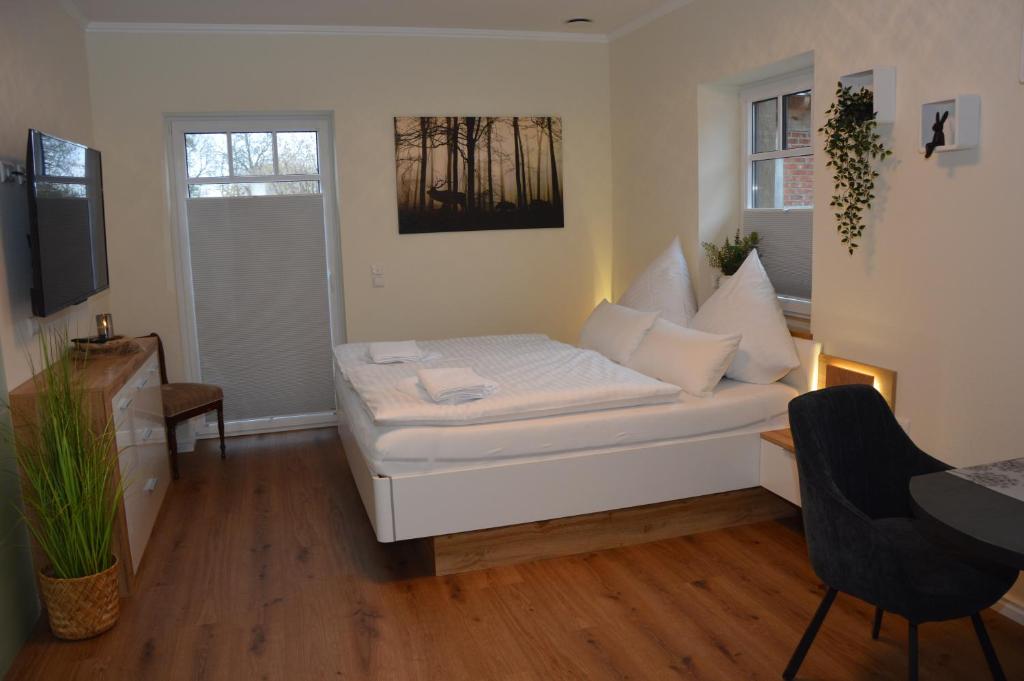 uma sala de estar com um sofá branco e uma mesa em Rehburger Landhaus em Rehburg-Loccum