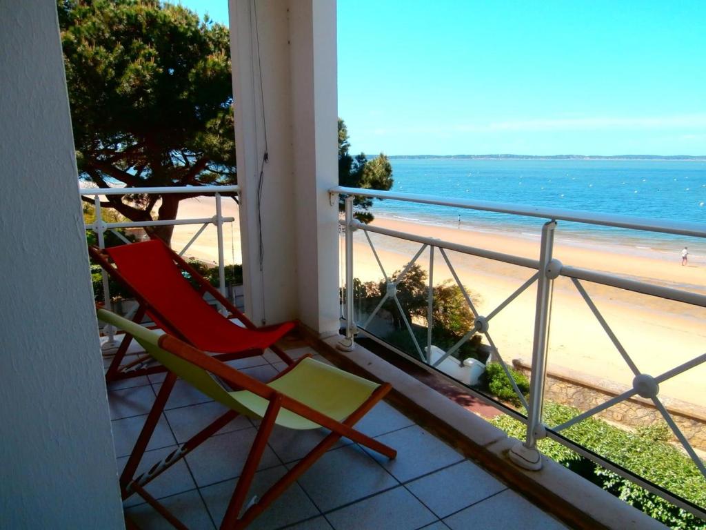 アルカションにあるAppartement Arcachon, 2 pièces, 4 personnes - FR-1-374-5のビーチの景色を望むバルコニー(椅子2脚付)