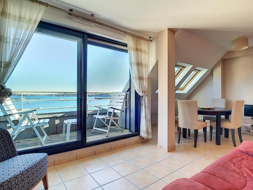 カマレ・シュル・メールにあるAppartement Camaret-sur-Mer, 2 pièces, 2 personnes - FR-1-370-14の海の景色を望むリビングルーム