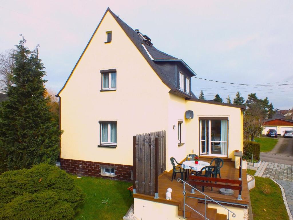 Casa blanca pequeña con terraza de madera en Family Escape in Lichtenau, en Oberlichtenau