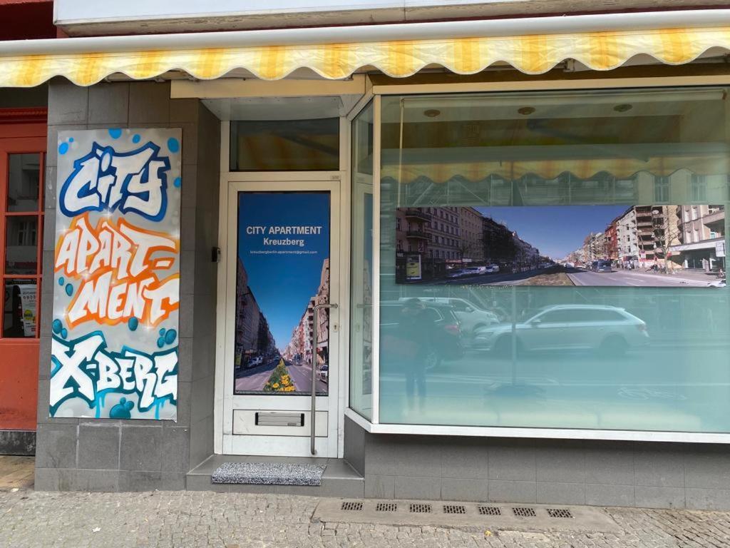 ein Fenster eines Gebäudes mit einem Auto darin in der Unterkunft City-Apartment II Kreuzberg in Berlin