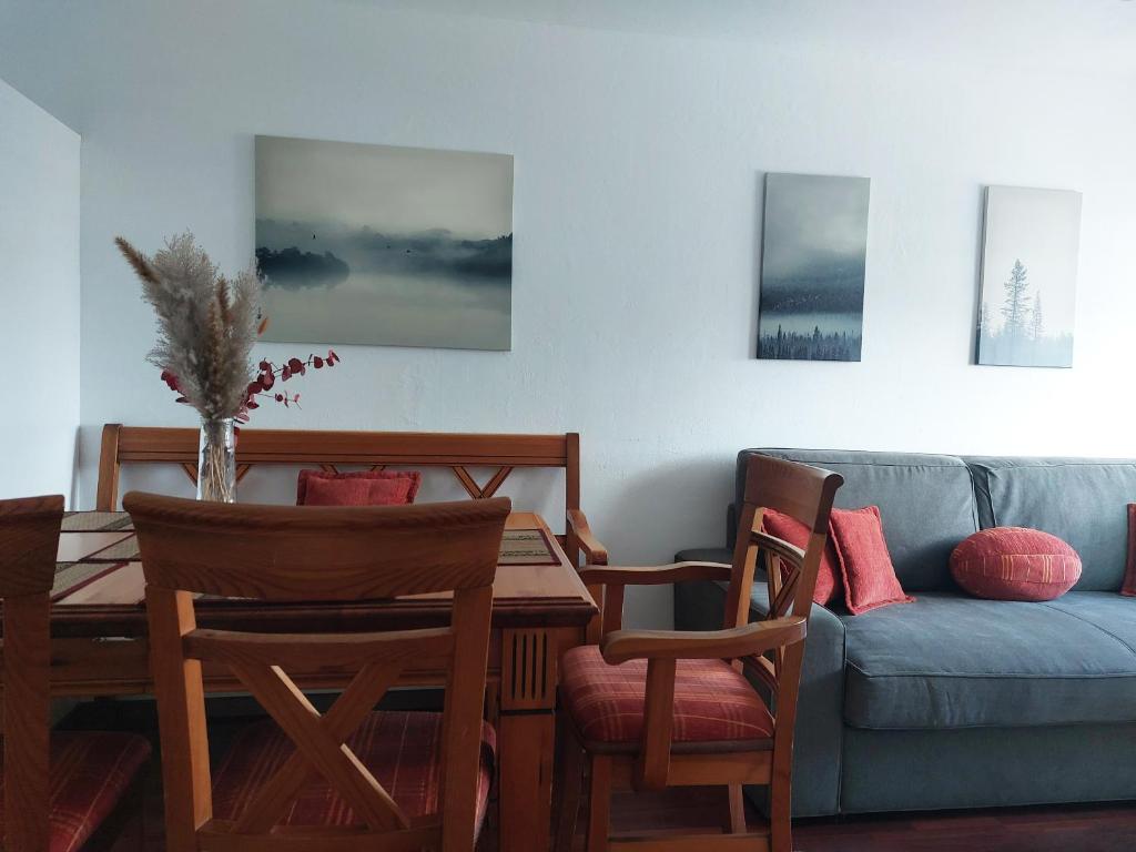 a living room with a table and a couch at Sonnige Ferienwohnung bei Familie Köhler in Kappel-Grafenhausen