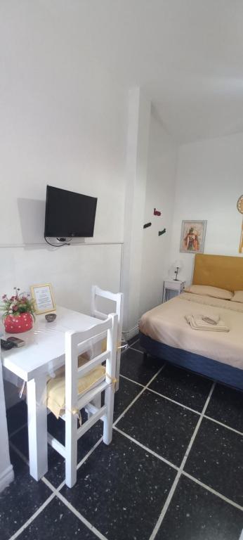 een kamer met een tafel en een bed en een televisie bij A&A Monoambiente in Presidente Roque Sáenz Peña