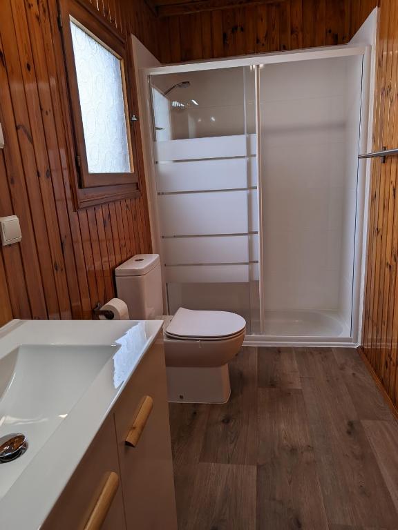 Kúpeľňa v ubytovaní Bungalow con piscina cerca de la playa de Torre del Mar Ideal familias