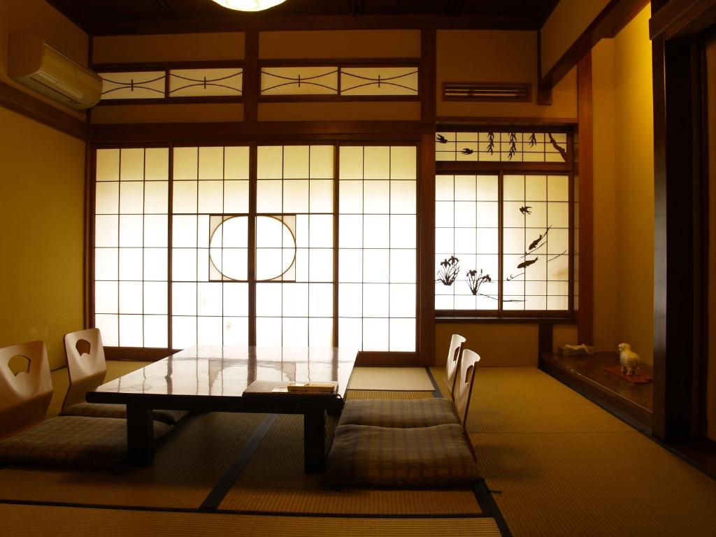 Posezení v ubytování K's House Ito Onsen - Historical Ryokan Hostel
