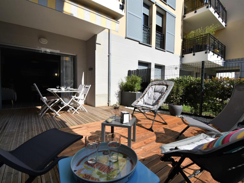 un patio avec des chaises et une table sur une terrasse dans l'établissement Arcachon - T3 calme et spacieux avec jardin et parking, proche port et plage - FR-1-420-49, à Arcachon