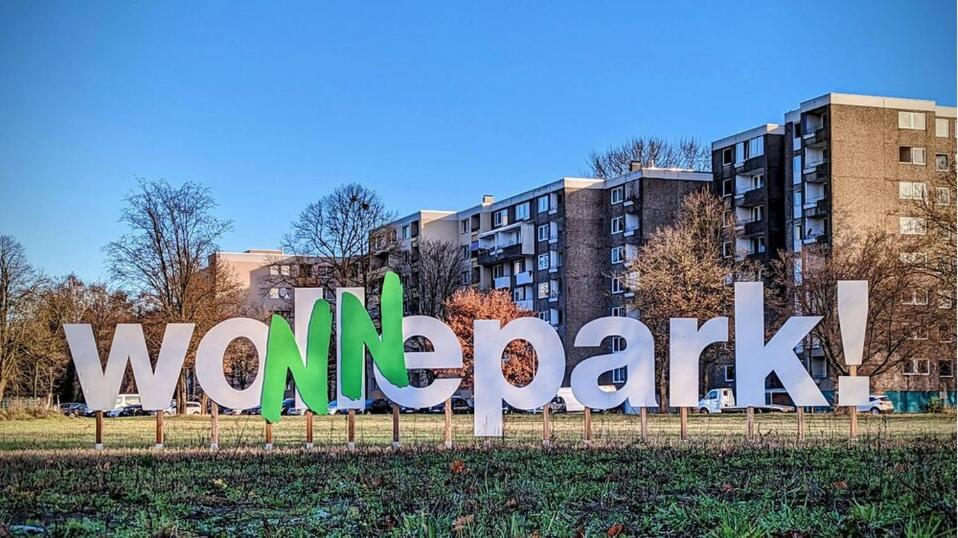 un cartello davanti a un edificio di MK Apartments Delmenhorst nähe Bremen 12 a Delmenhorst