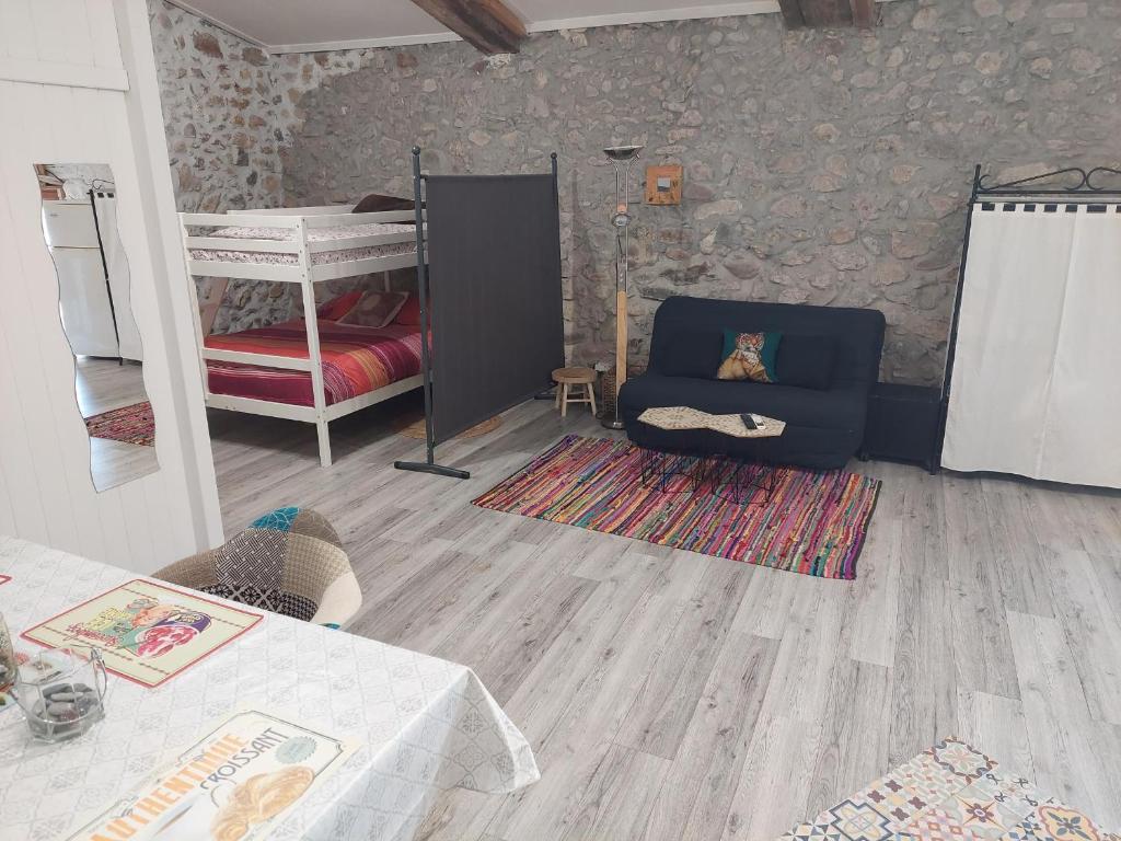 Postel nebo postele na pokoji v ubytování Gite Studio Les Maisons de Gaïa