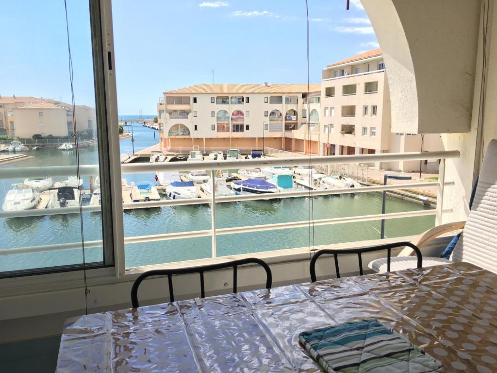 セットにあるAppartement Sète, 2 pièces, 4 personnes - FR-1-338-311のマリーナの景色を望むバルコニー(テーブル付)が備わります。