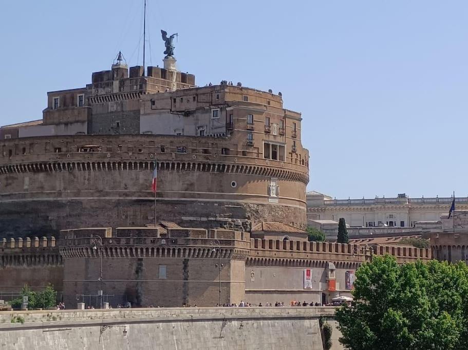 een groot gebouw met een standbeeld erop bij Appartamento tra San Pietro e Castel S.Angelo in Rome