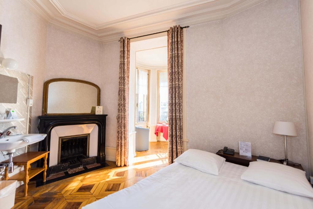 Postel nebo postele na pokoji v ubytování Hotel des Tourelles