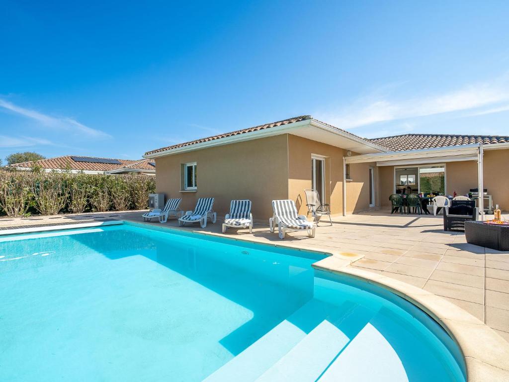 una piscina frente a una casa en Villa Les Villas de l'Etang by Interhome, en Canet-en-Roussillon