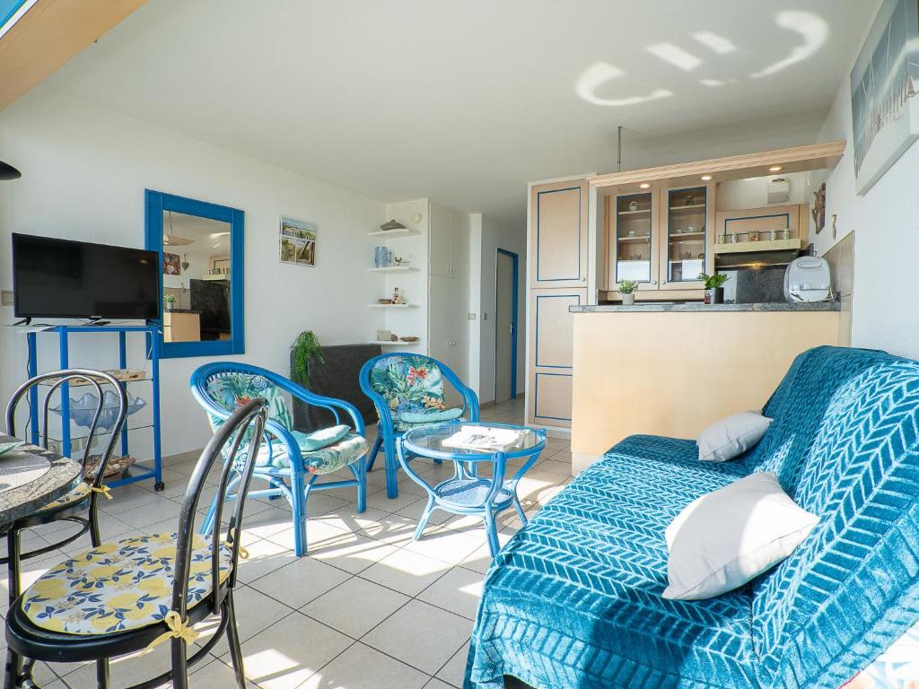 un salon avec des chaises bleues et un canapé dans l'établissement Apartment Marianne by Interhome, à Canet