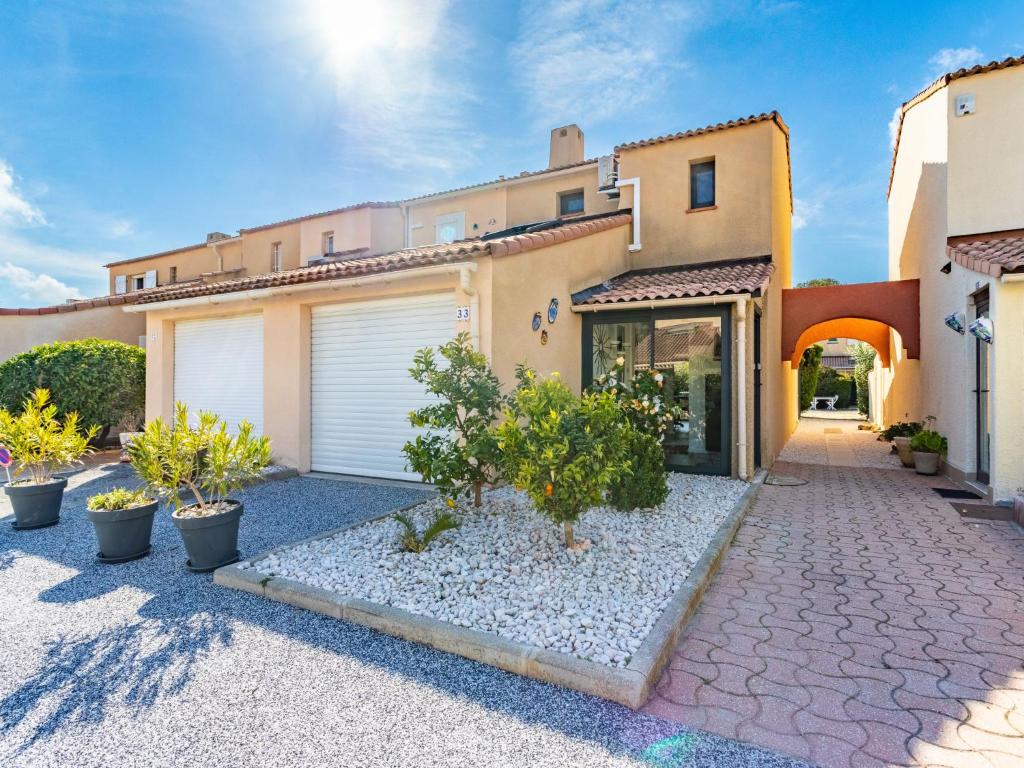 Villa con entrada y garaje en Holiday Home Le Puit Michel by Interhome, en Le Lavandou