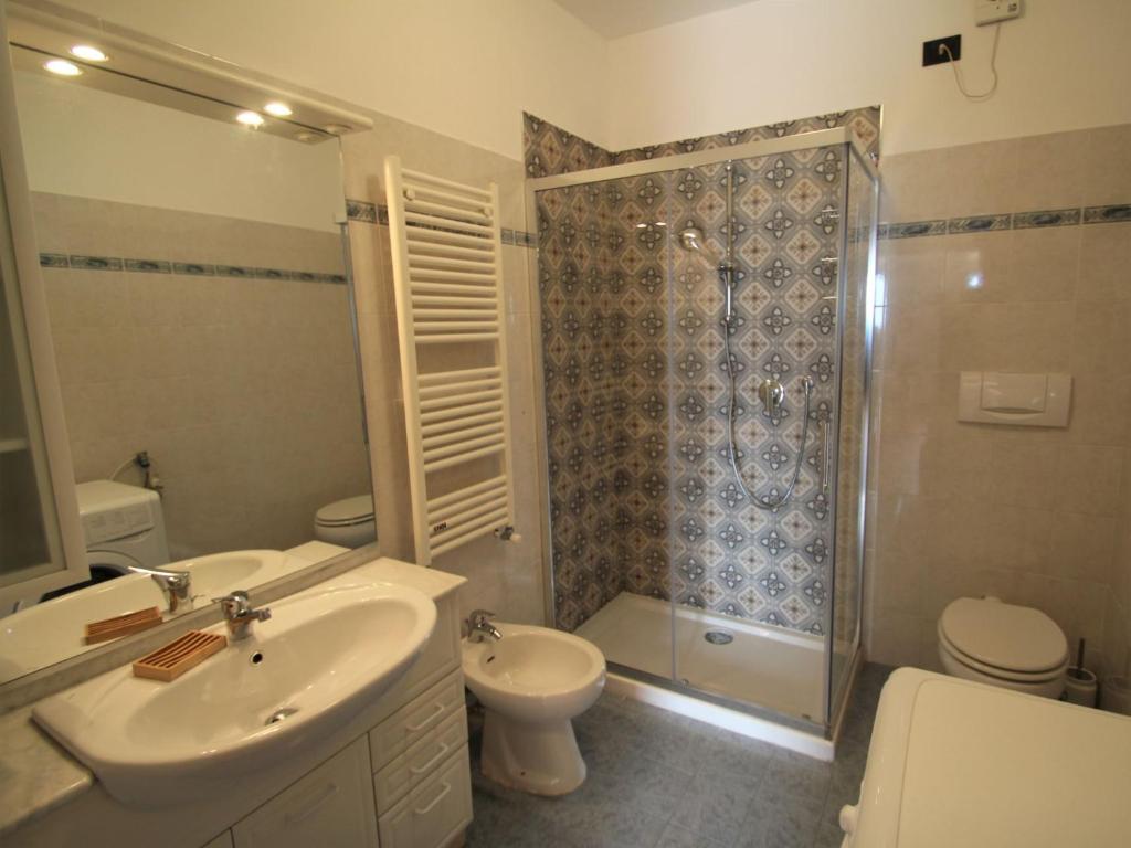 A bathroom at Holiday Home Dada by Interhome