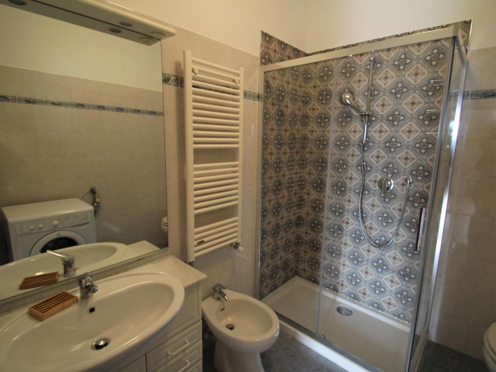 A bathroom at Holiday Home Dada by Interhome