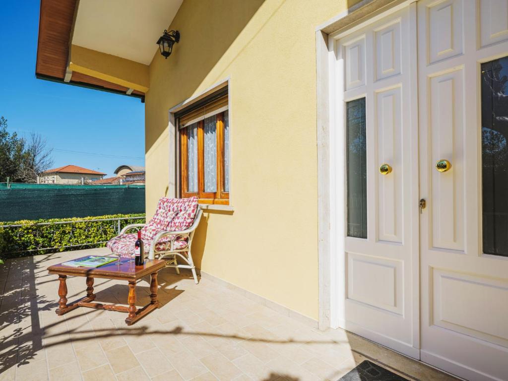 una veranda con una sedia e una porta di Holiday Home Mauro by Interhome a Tonfano
