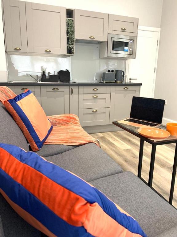Stunning 1-bedroom annexe flat with own entrance near London - 一居室公寓