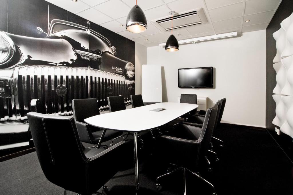 TV a/nebo společenská místnost v ubytování Hotel Örebro