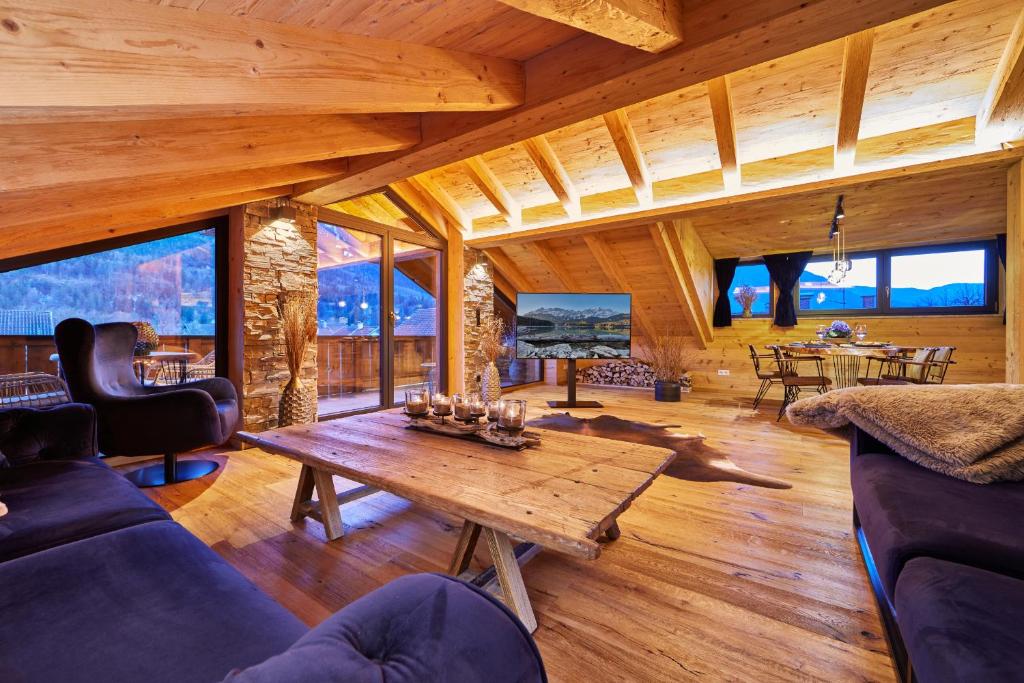 a log cabin living room with a wooden ceiling at Chalet Alpi in Garmisch-Partenkirchen