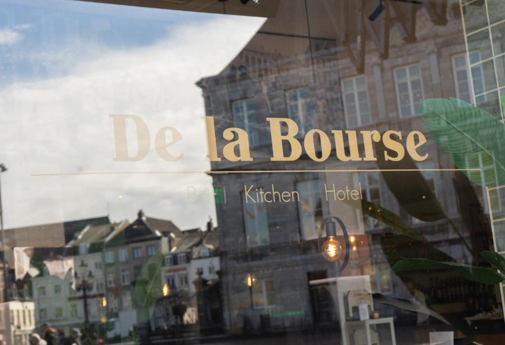 a window with the words de la boule on it at Hotel de la Bourse in Maastricht