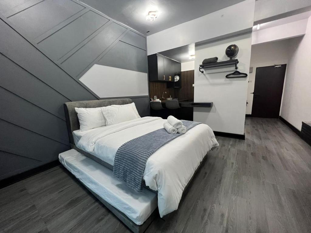 - une chambre avec un grand lit dans l'établissement SAMSARA Studio Apartment with Pool, à Gua Musang