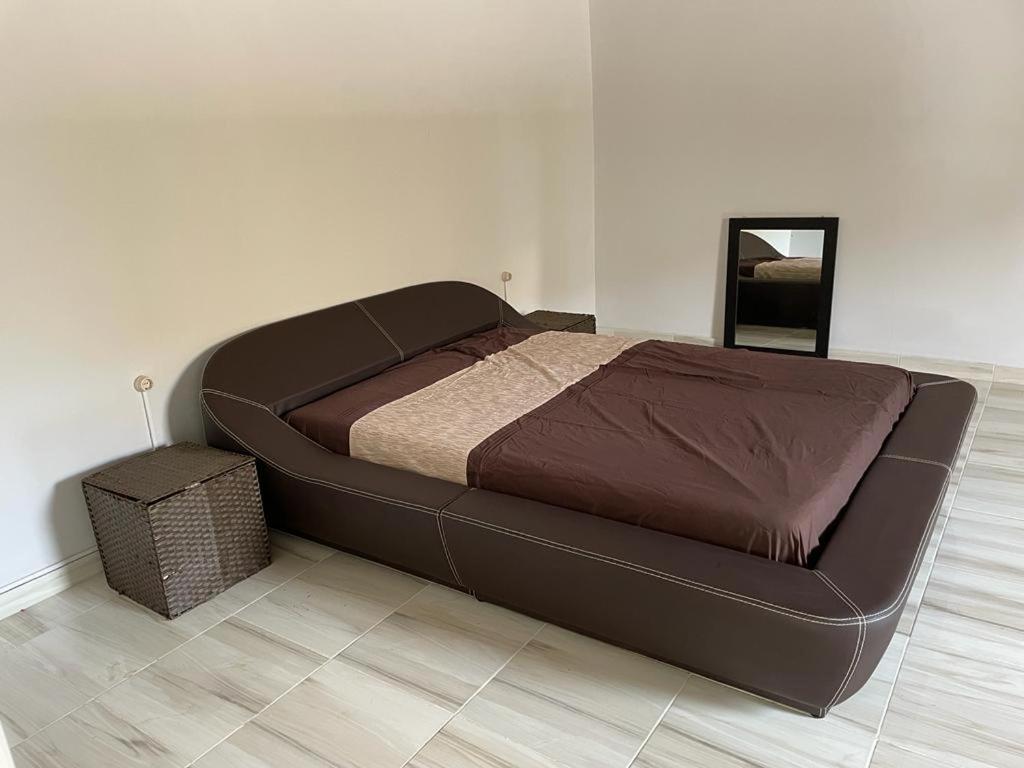 ein großes Bett in einem Schlafzimmer neben einer Wand in der Unterkunft AmarCasa in Nora