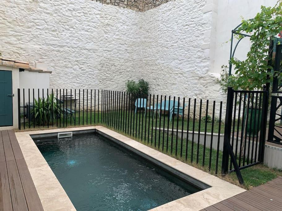 Bazén v ubytovaní Agréable maison de ville clim/piscine/jardin alebo v jeho blízkosti
