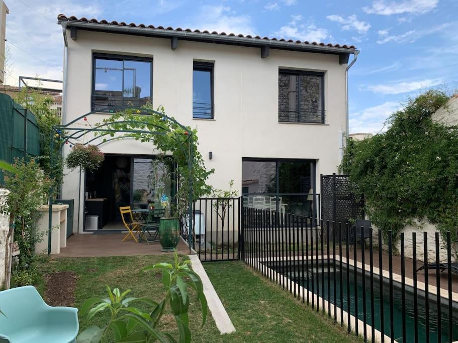 Vonkajšia záhrada v ubytovaní Agréable maison de ville clim/piscine/jardin