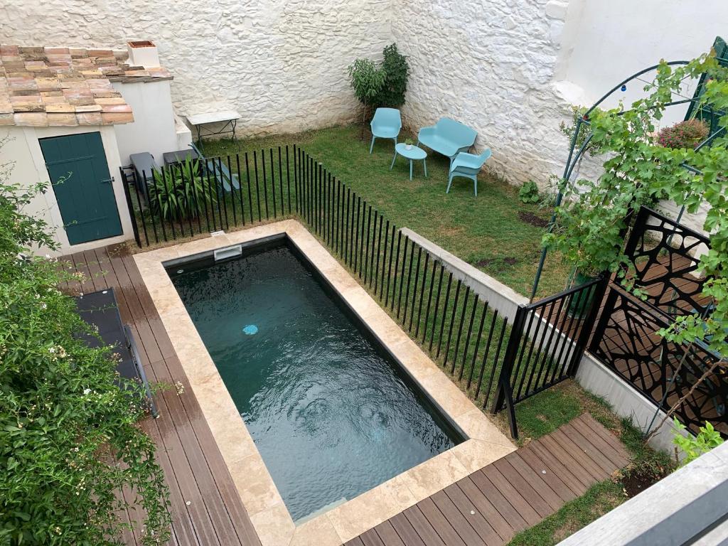 Bazén v ubytovaní Agréable maison de ville clim/piscine/jardin alebo v jeho blízkosti