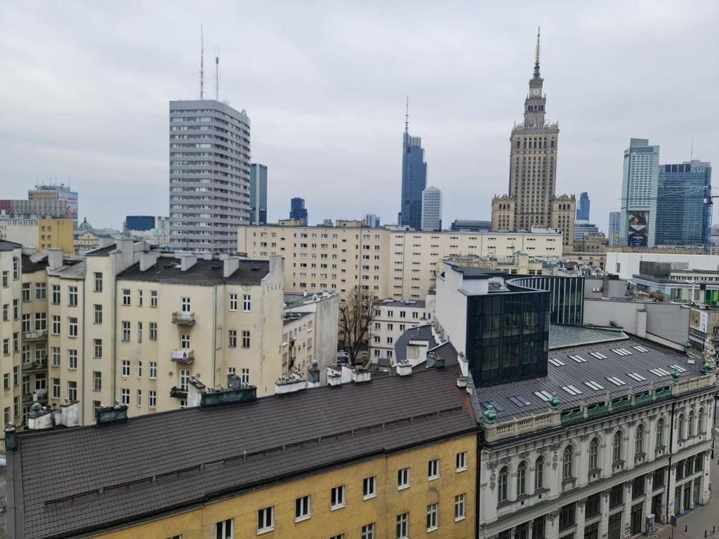 uma vista para o horizonte da cidade com edifícios altos em 10Q - Z6 Apartament 706 em Varsóvia