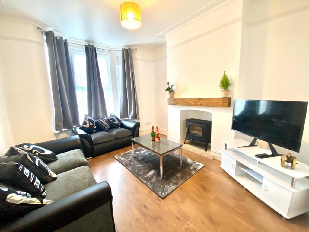sala de estar con sofá, TV y chimenea en Merseyside en Birkenhead