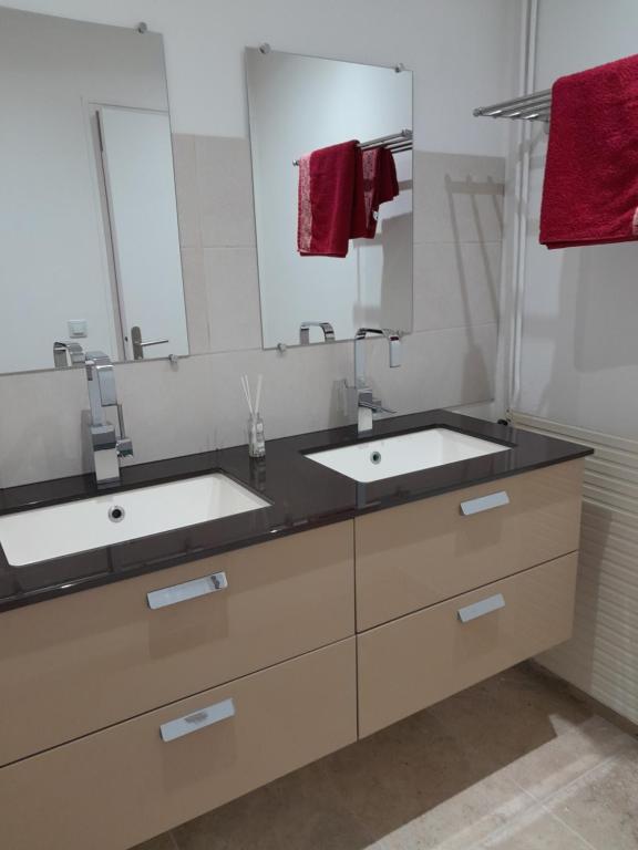 Fotografia z galérie ubytovania CHEZ CHRYSTEL ET PIERRE appartement au calme à 10mn de la mer, place de parking privée dans la résidence v destinácii Béziers