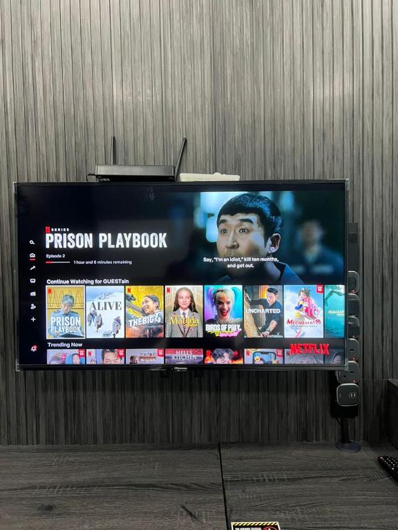 TV a/nebo společenská místnost v ubytování SAMSARA Studio Apartment at Kompleks Mutiara GM