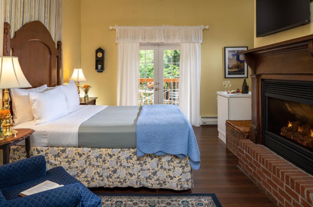 The Yellow House on Plott Creek - Queen Room With Balcony