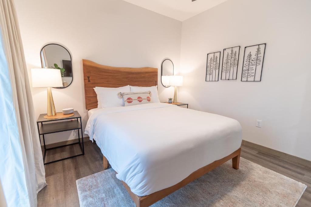 Postel nebo postele na pokoji v ubytování Colony Suites