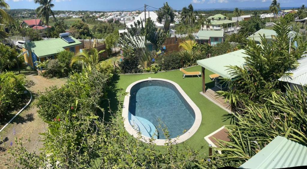 Bazén v ubytování Au cœur du papillon piscine collective en famille nebo v jeho okolí